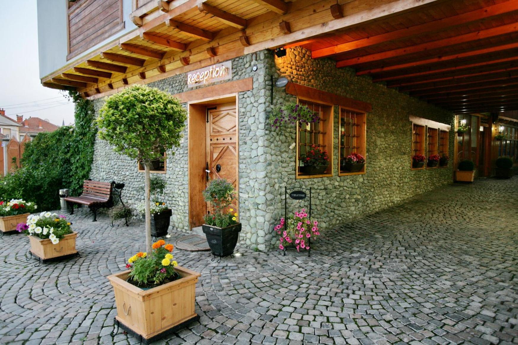 Hotel Carshia E Jupave Gjakova Exterior foto